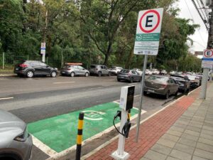Zona Azul agora tem carregamento elétrico em São José dos Campos